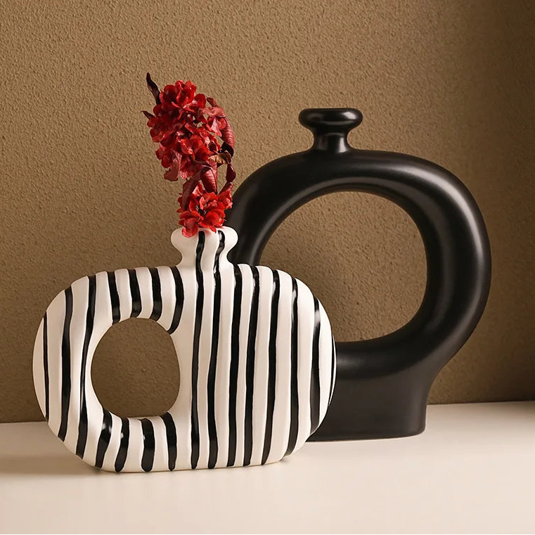 Black Hole Vase